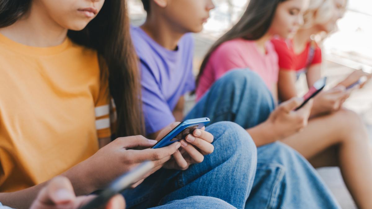 retelele sociale nu sunt sigure pentru adolescenti avertizeaza un nou raport descoperirile ingrijoratoare facute de cercetatori