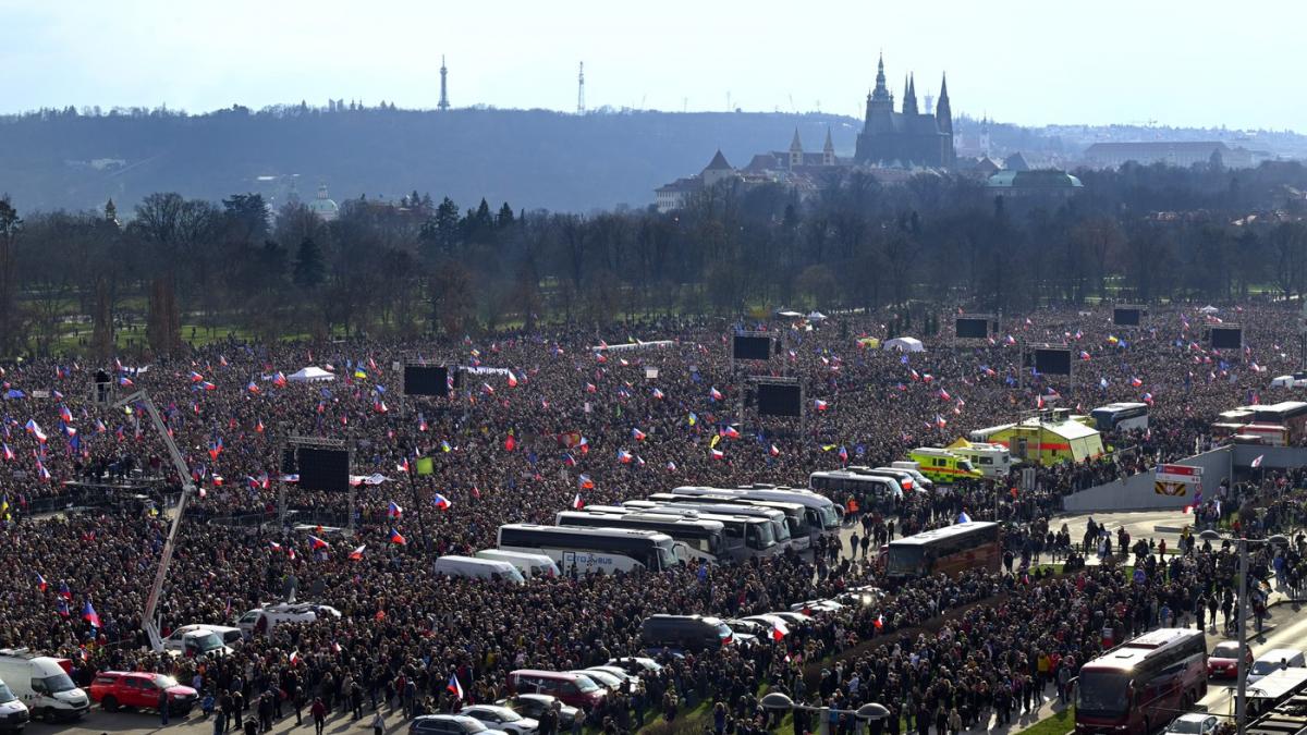 peste 150 000 de persoane au protestat la praga impotriva noului guvern populist ceh
