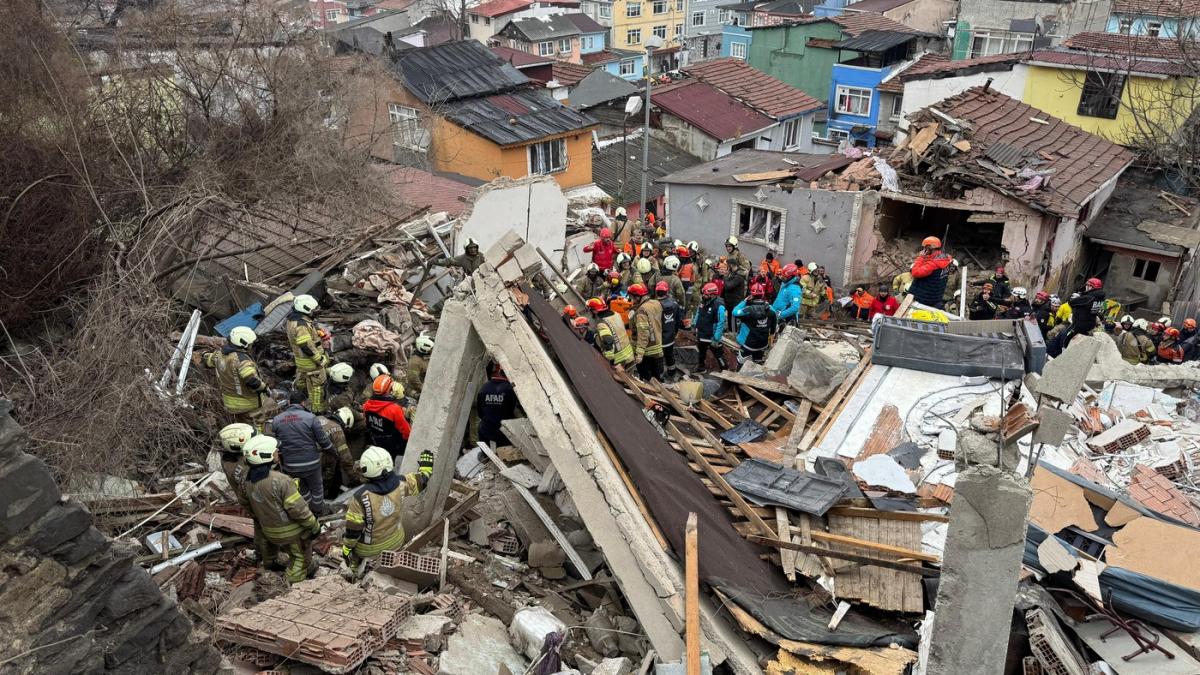 explozie puternica in istanbul doua cladiri s au prabusit echipele de salvatori sunt la fata locului