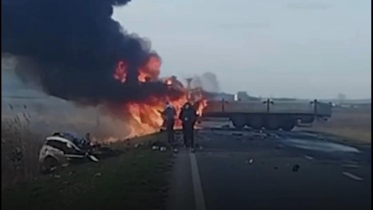 accident violent in judetul vaslui un autocamion a luat foc dupa impact circulatie blocata pe ambele sensuri