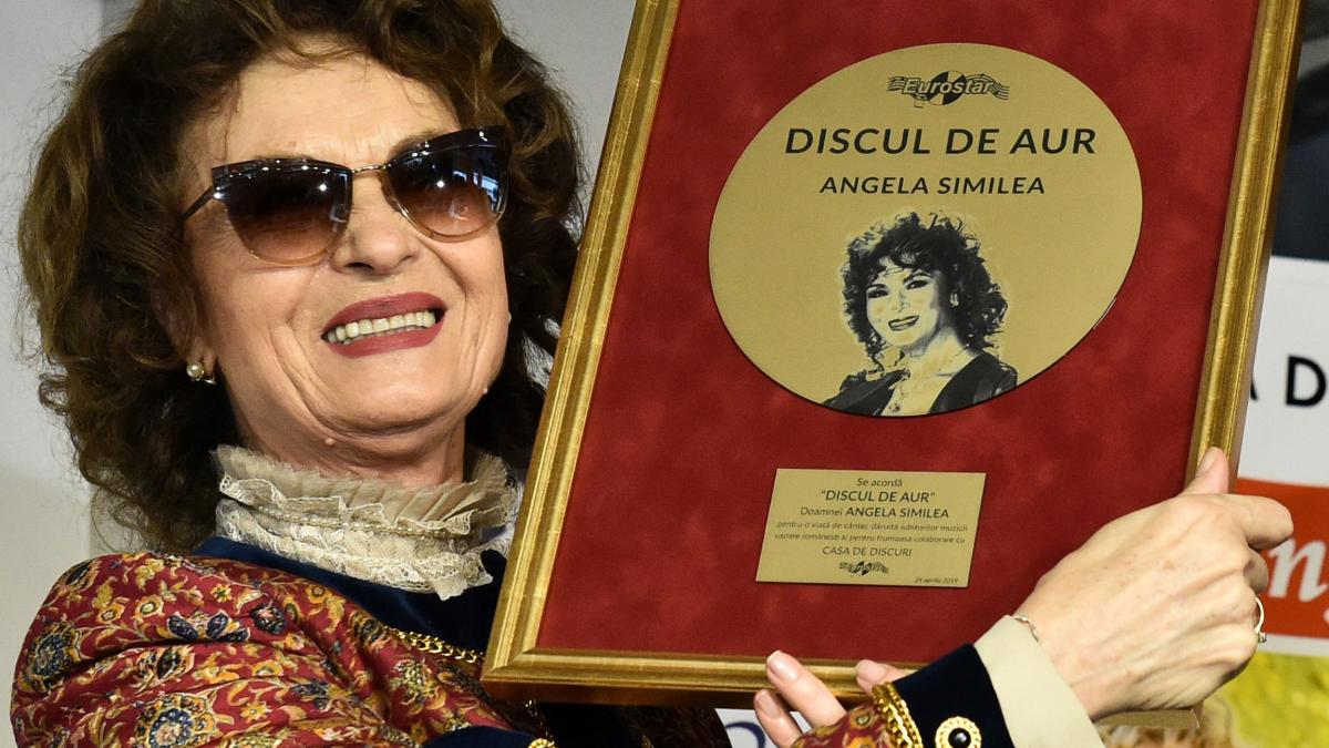 angela similea tine in mana distinctia discul de aur