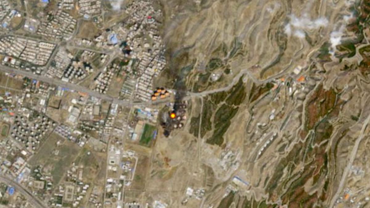 nor toxic deasupra teheranului imaginile din satelit arata cum instalatiile petroliere ard zile intregi dupa bombardamente