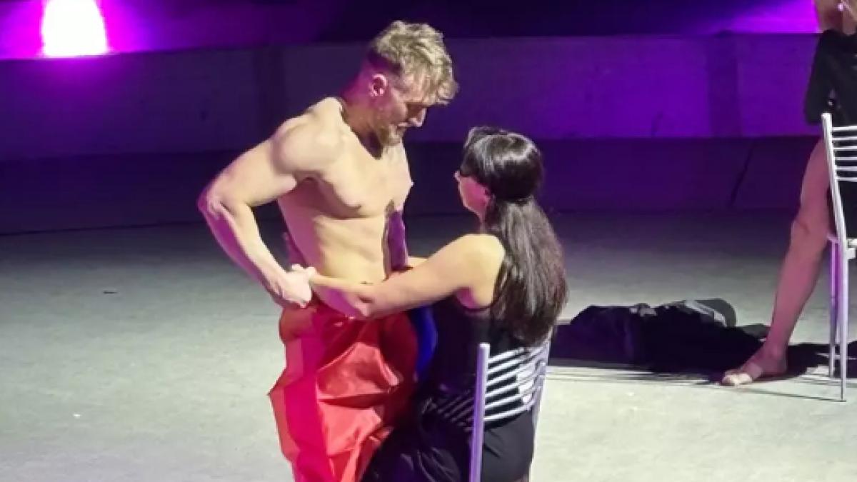scandal urias dupa ce tricolorul a fost folosit intr un spectacol de striptease la circul de stat din bucuresti
