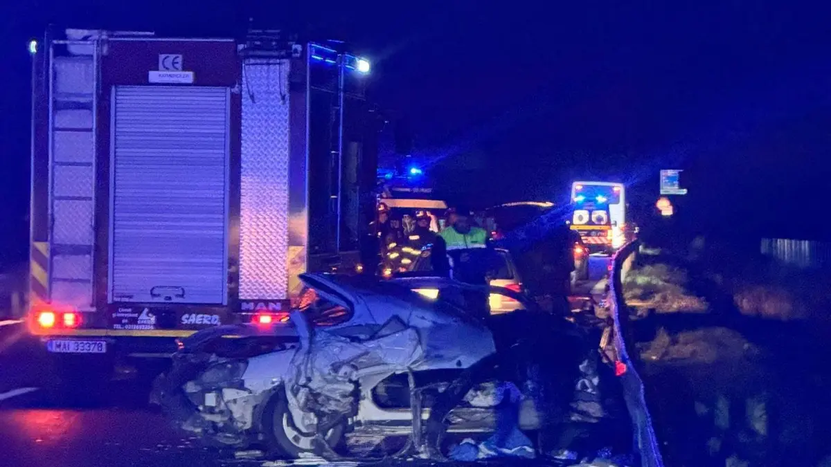 un autocar cu 38 de copii s a rasturnat pe drumul expres pitesti craiova dupa ce a lovit o masina oprita nesemnalizata
