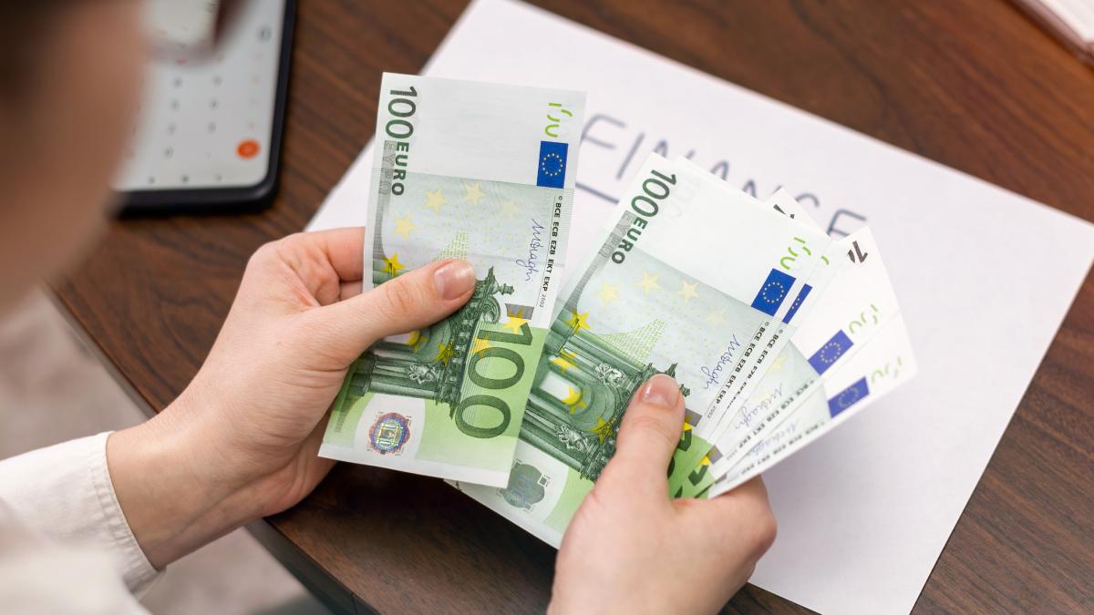 mai multe bancnote de 100 euro