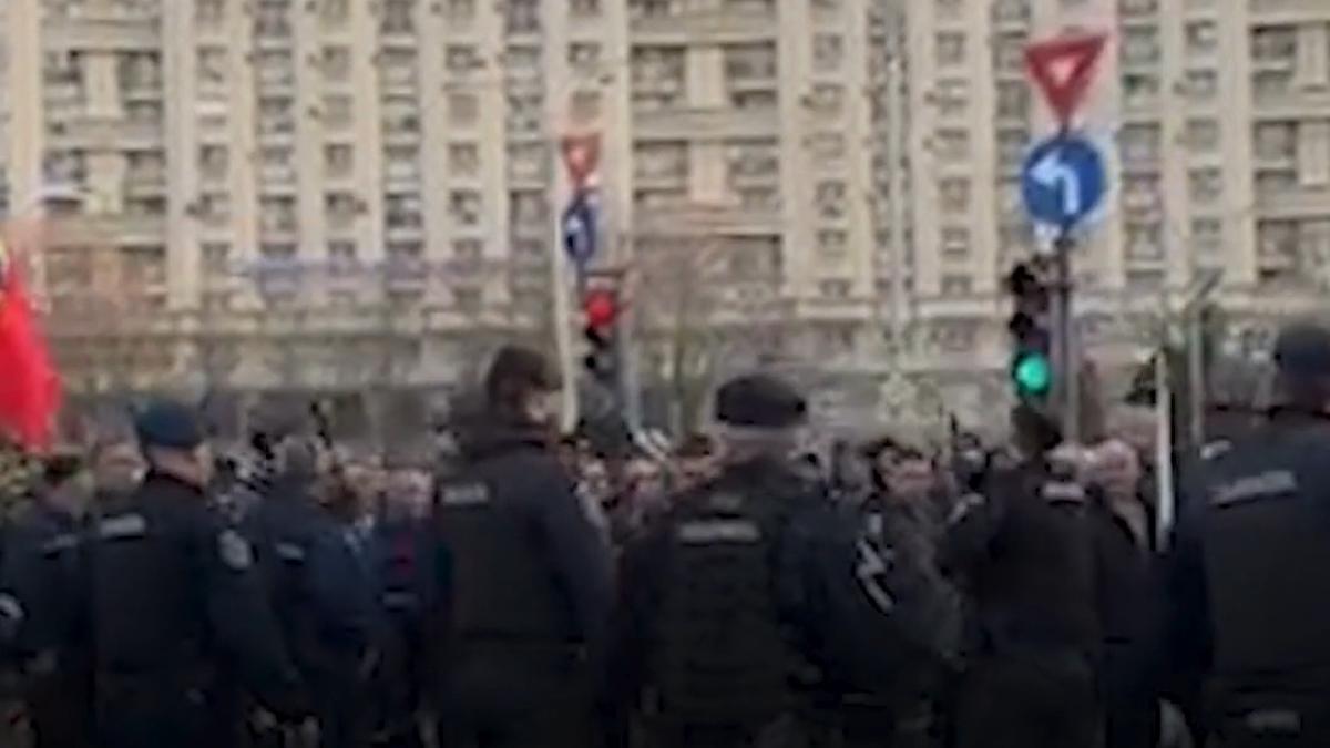 bataie la protestul minerilor scandal urias in piata victoriei