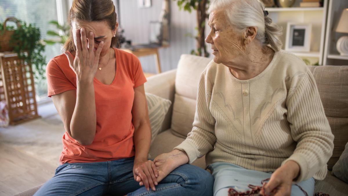 femeie tanara si femeie batrana