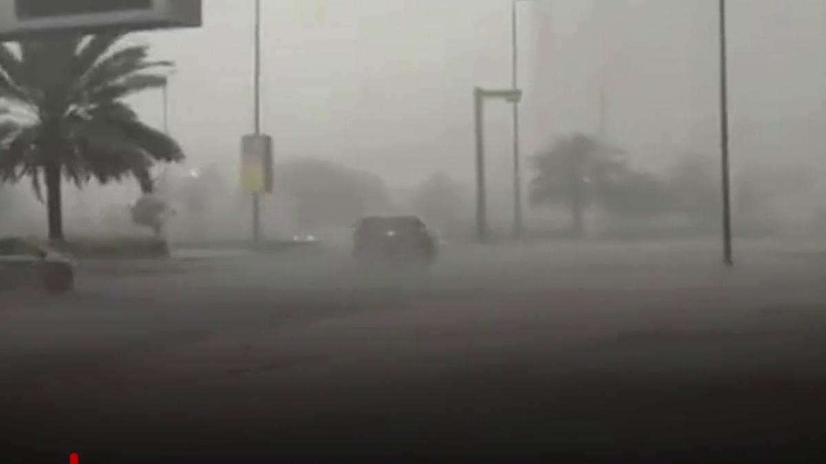 emiratele arabe unite lovite de ploi record un an de precipitatii in 24 de ore