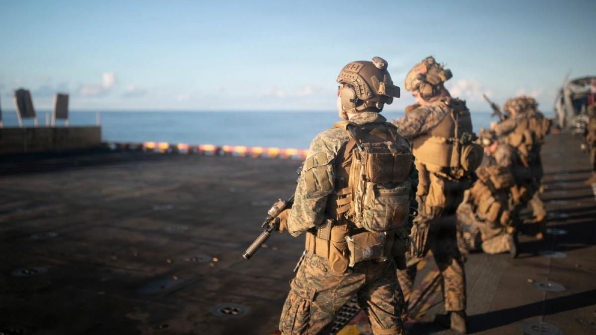 mii de puscasi marini ajung in orientul mijlociu in aceeasi zi cu termenul limita stabilit de trump pentru iran