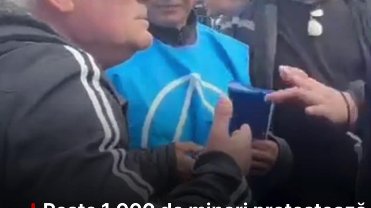 peste 1 000 de mineri protesteaza la guvern si cer sa nu fie concediati in piata victoriei sunt masuri speciale de securitate