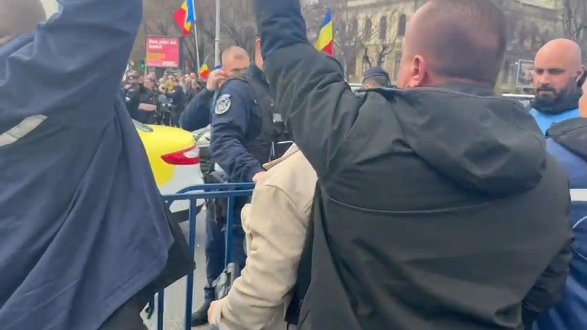peste 1 000 de mineri protesteaza la guvern si cer sa nu fie concediati in piata victoriei sunt masuri speciale de securitate