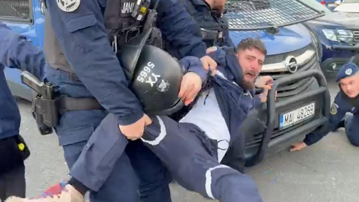 peste 1 000 de mineri protesteaza la guvern si cer sa nu fie concediati in piata victoriei sunt masuri speciale de securitate