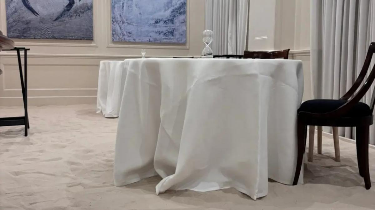 un bucatar si a umplut restaurantul din torino cu nisip si i a pus pe clienti sa intre desculti sau cu papuci