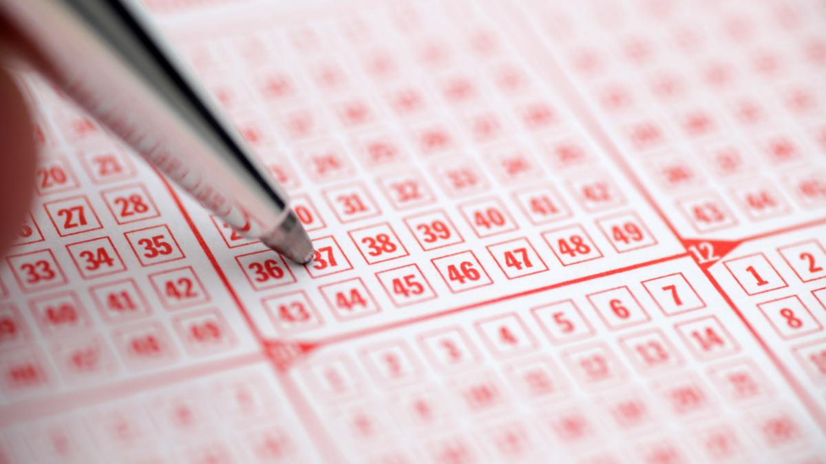 un jucator la loto a pierdut un castig de 1 5 milioane de euro pentru ca fara sa si dea seama casierul i a furat biletul