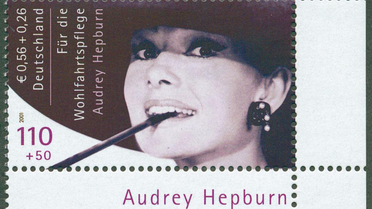 un timbru rar cu chipul lui audrey hepburn va fi vandut la licitatie