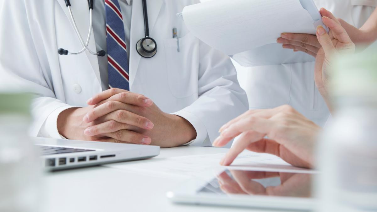 medic in timpul unei consultatii