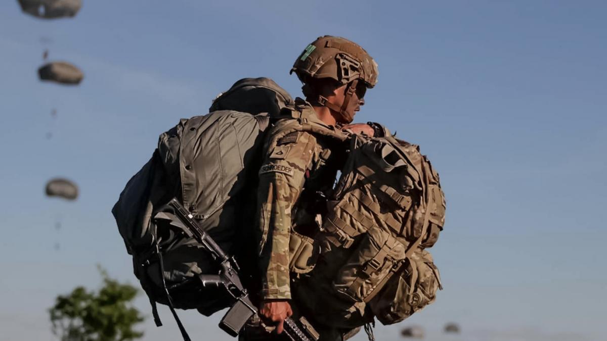 parasutist american in Romania