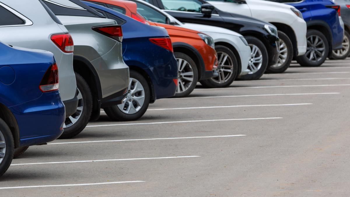 bucurestenii cu masini electrice sau hibrid nu vor mai parca gratuit in oras proiectul ar urma sa intre in vigoare la 1 mai