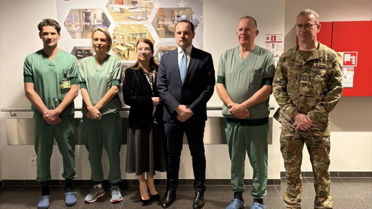 oameni stand la poza