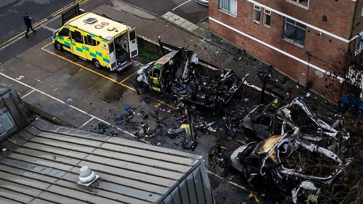 doi oameni au fost arestati in londra dupa incendierea a patru ambulante ale comunitatii evreiesti