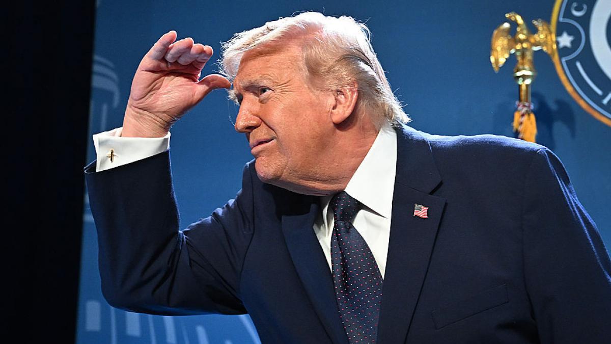 donald trump acuzat ca a aratat o harta clasificata pasagerilor in timpul unui zbor privat