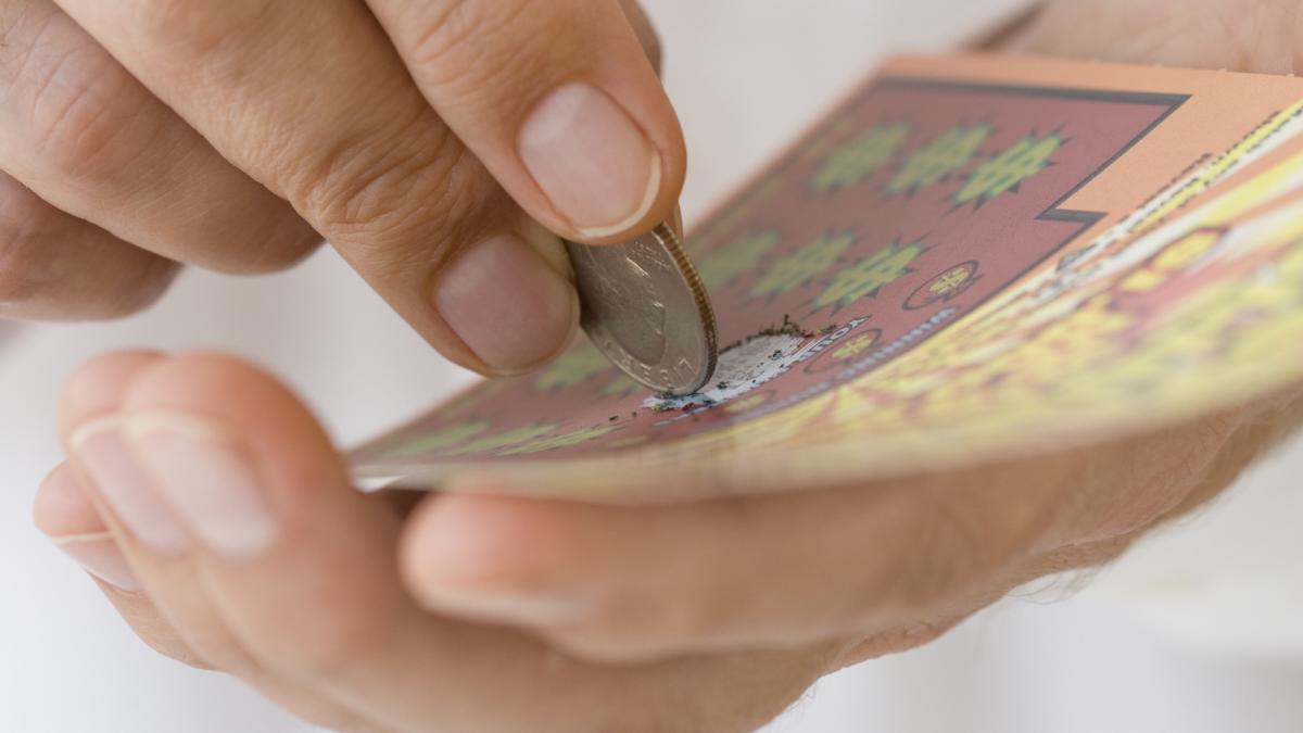 escrocherie cu lozuri razuibile in italia angajatii de la loterie descopereau biletele castigatoare si isi puneau rudele sa le cumpere