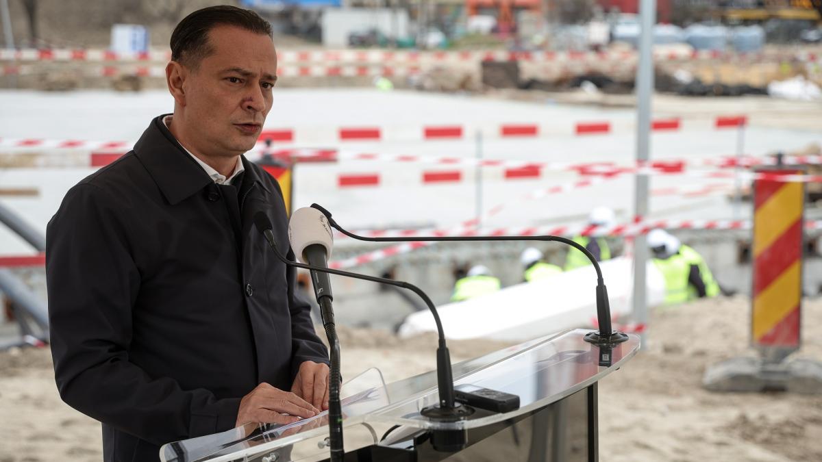 poza in care apare Daniel Băluţă, primarul Sectorului 4 al Capitalei