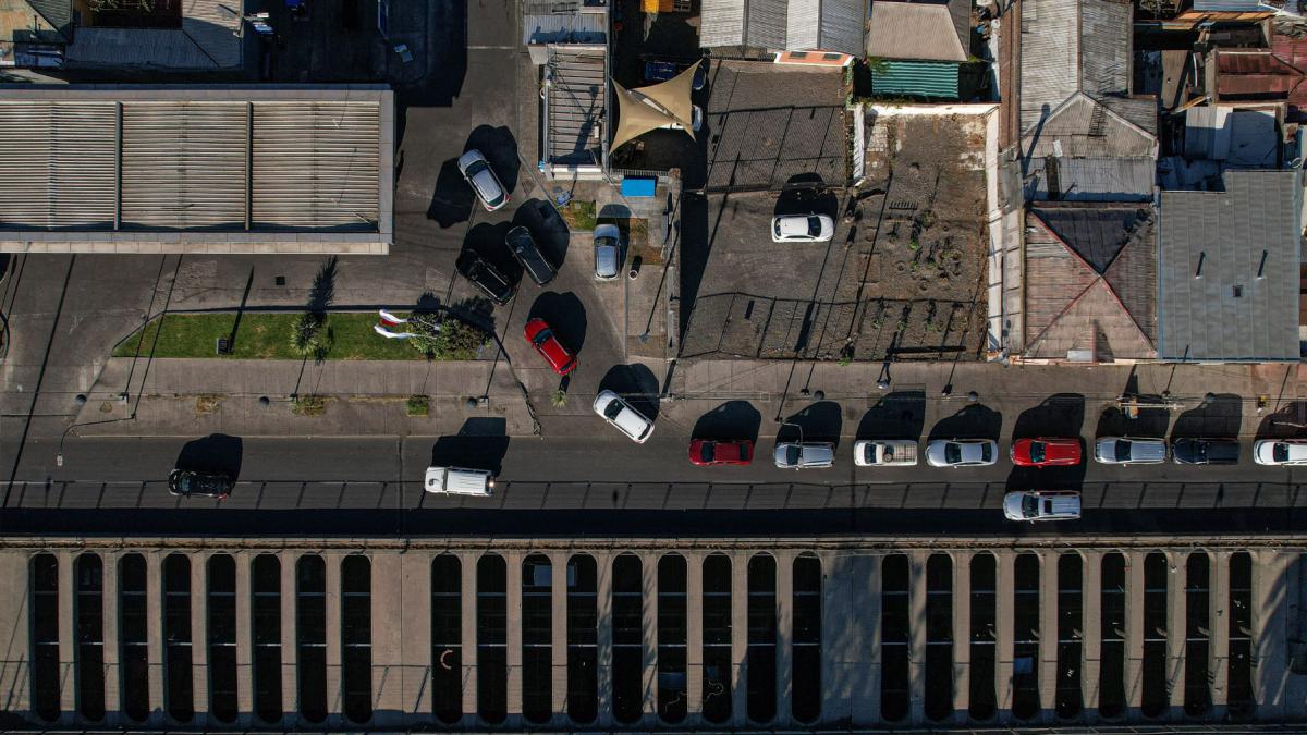 sunt cozi uriase la benzinarii dupa ce s a anuntat scumpirea motorinei cu 54 de joi in chile panica soferilor in imagini