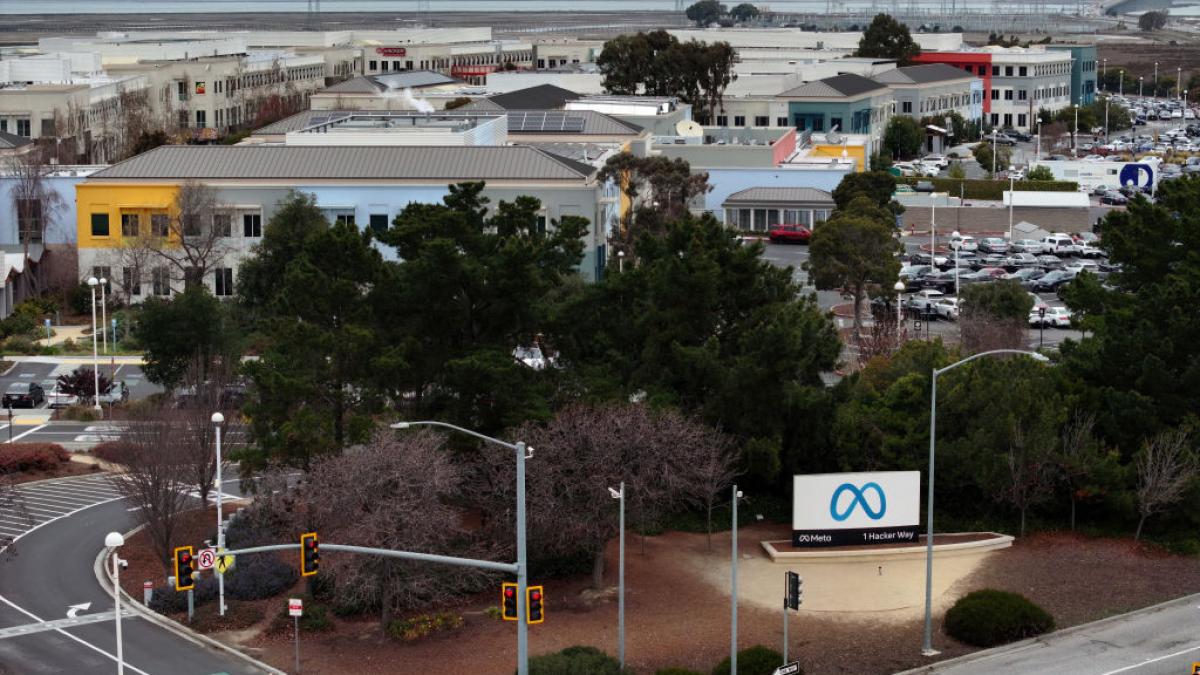 sute de angajati de la meta au fost concediati in aceeasi zi in care directorii au primit pachete de sute de milioane de dolari