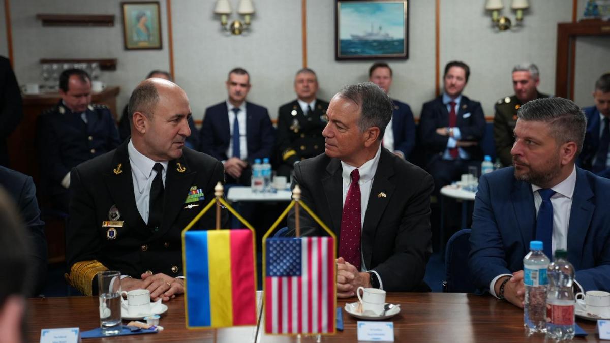 ambasadorul sua in romania darryl nirenberg a participat la bordul fregatei regina maria la un exercitiu cu dronele v bat