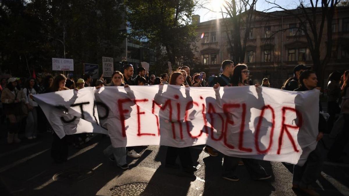 mii-de-oameni-au-participat-la-marsul-impreuna-pentru-siguranta-femeilor-organizat-in-bucuresti-1016384