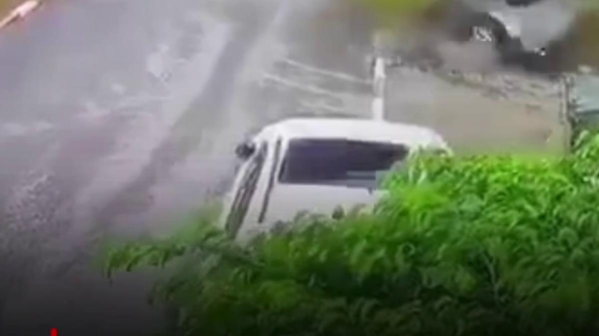 momentul in care o masina explodeaza dupa impactul unei submunitii in centrul israelului