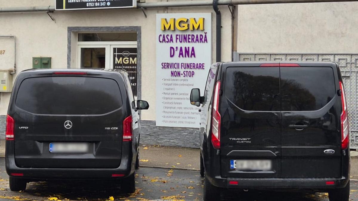 masini in fata unei case de servicii funerare