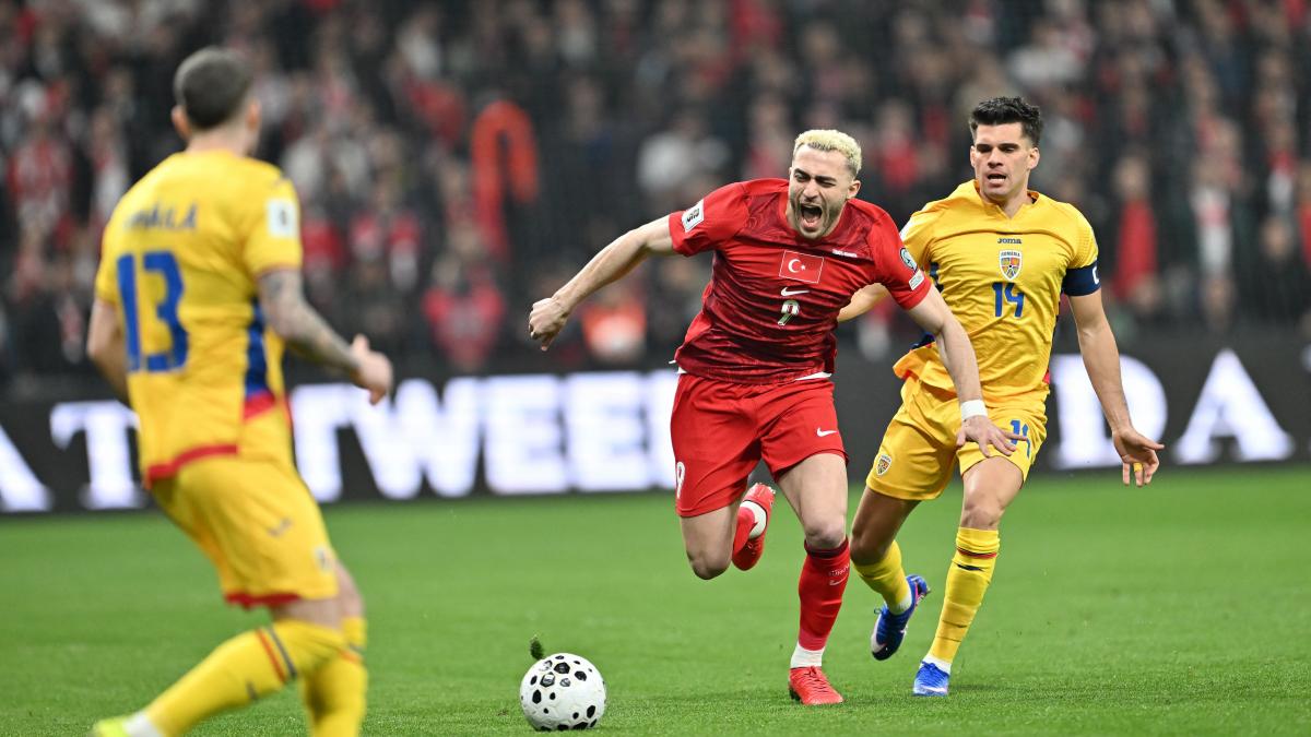 romania joaca meciul decisiv cu turcia pentru cm 2026 surprize in echipa de start cine e atacantul titularizat de mircea lucescu
