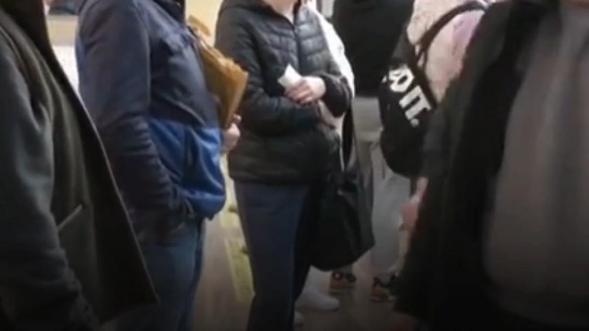 cozi uriase la taxe si impozite oamenii vor sa mai beneficieze de reducere