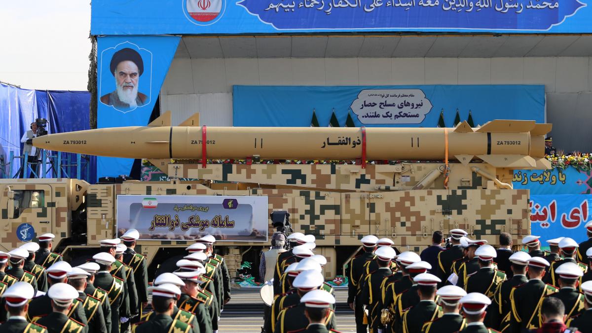 soldați iranieni în fața unei rachete balistice