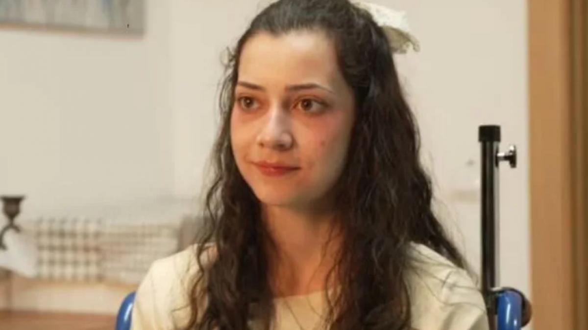 tanara cu parul lung