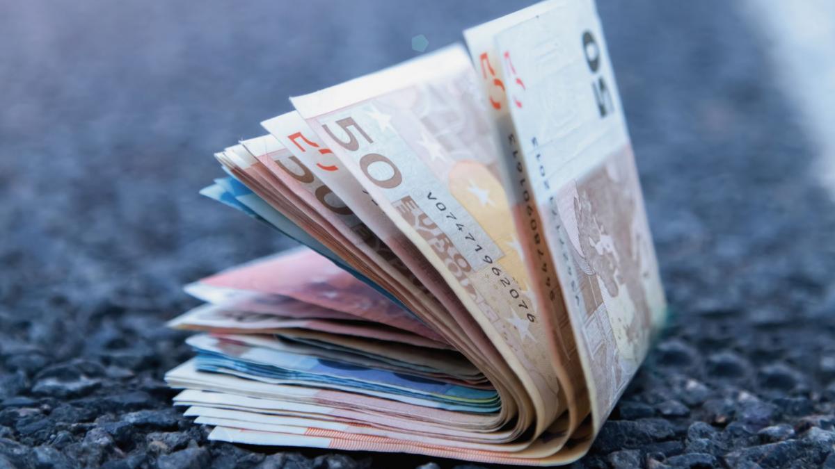 ce recompensa a primit un muncitor care a gasit pe strada 23 000 euro si i a returnat e o gluma