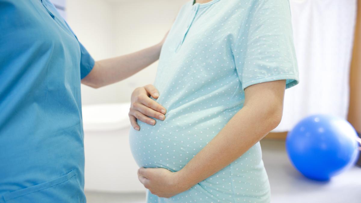 o femeie gravida si o asistenta