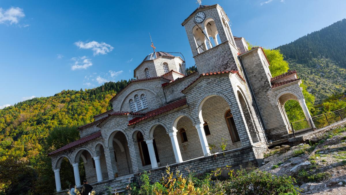 biserica inclinata grecia 