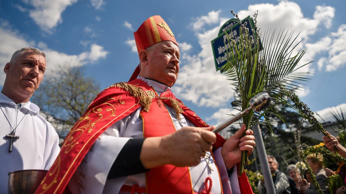 poza in care apare IPS Aurel Perca, arhiepiscopul mitropolit romano-catolic de Bucureşti, la o Procesiune de Florii.