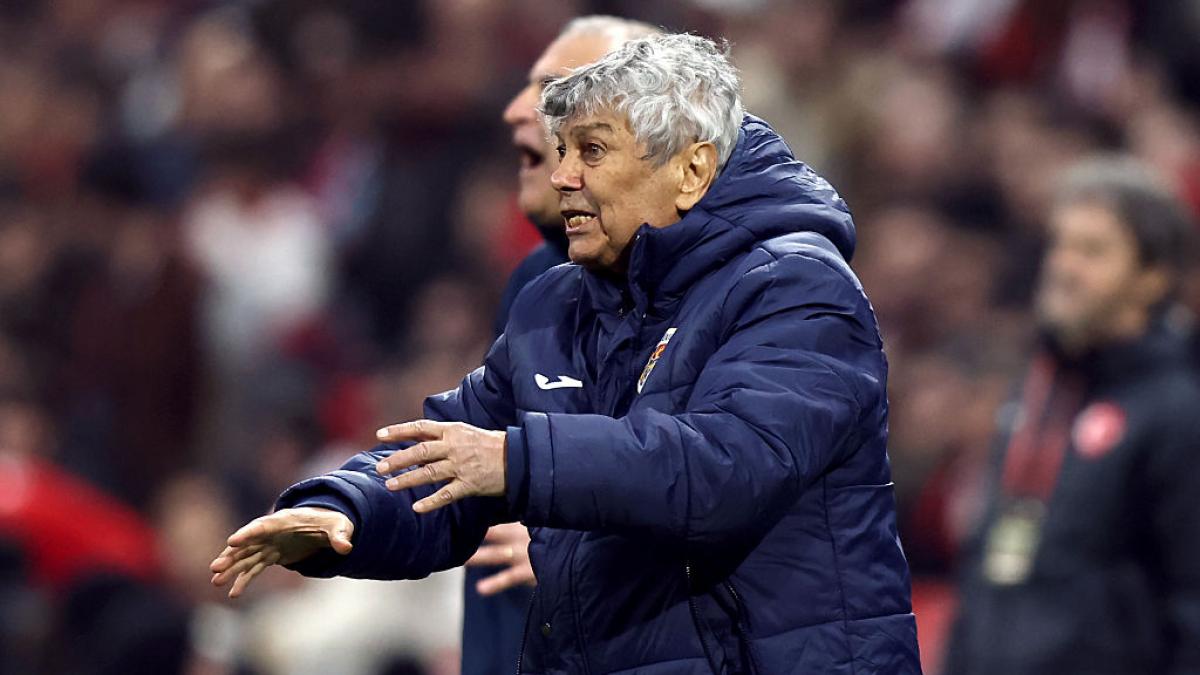 poza in care apare  Mircea Lucescu