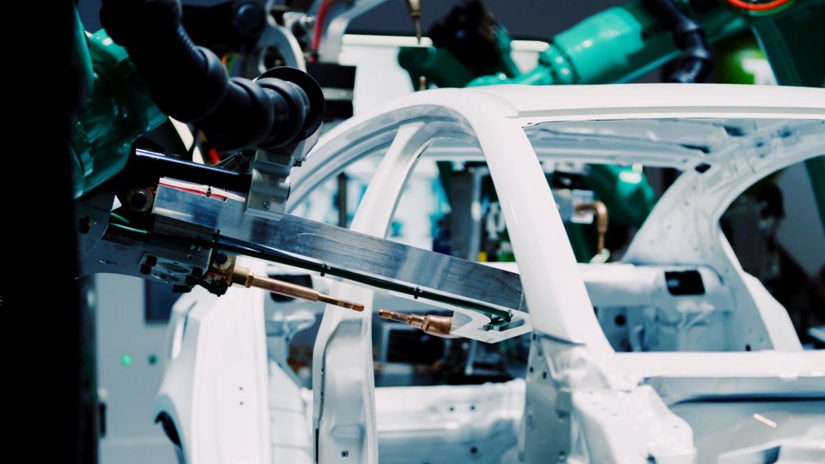 o armata de 350 de roboti calvin va inlocui muncitorii din fabricile renault