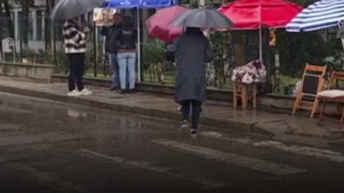 parinti la coada in ploaie ca sa si inscrie copiii in clasa pregatitoare