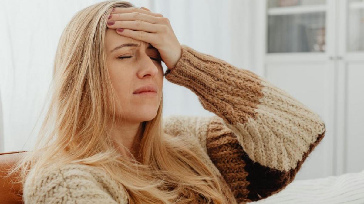 femeie cu durere de cap