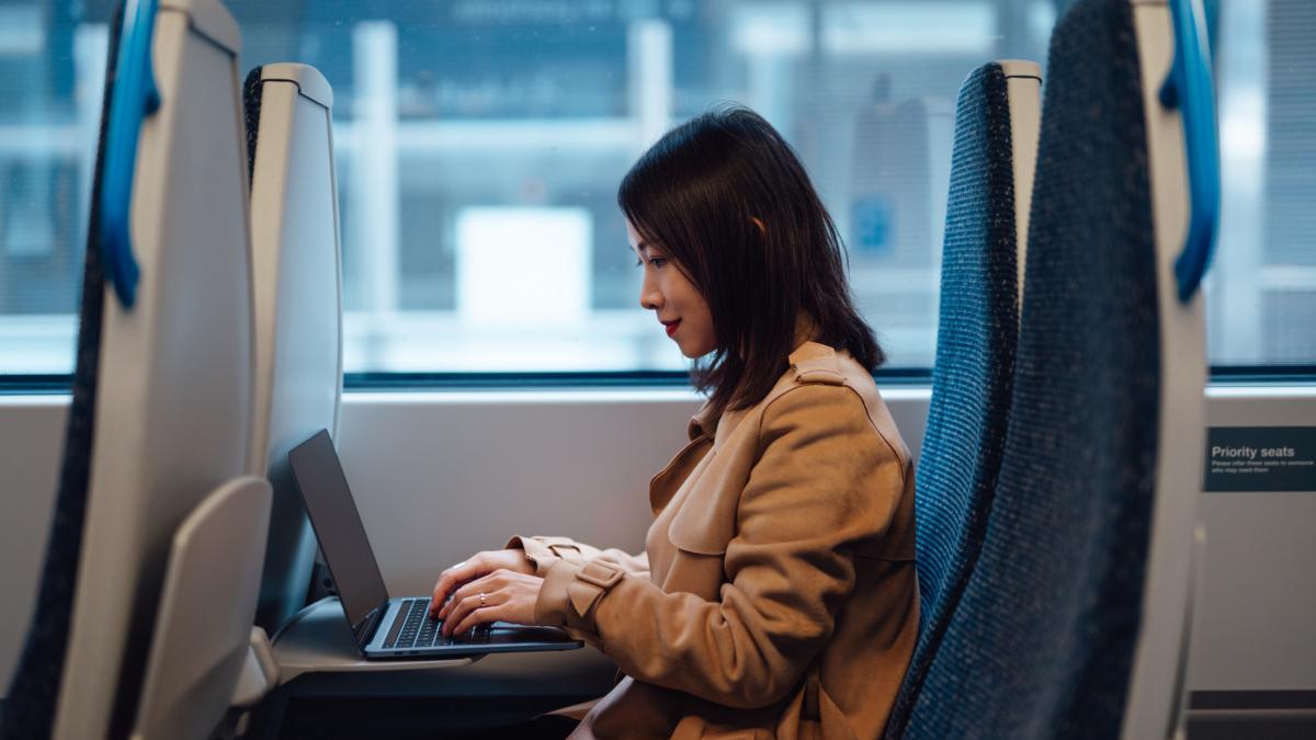 ue ofera londrei o frana de urgenta pentru schema de mobilitate a tinerilor ce propun cele doua parti