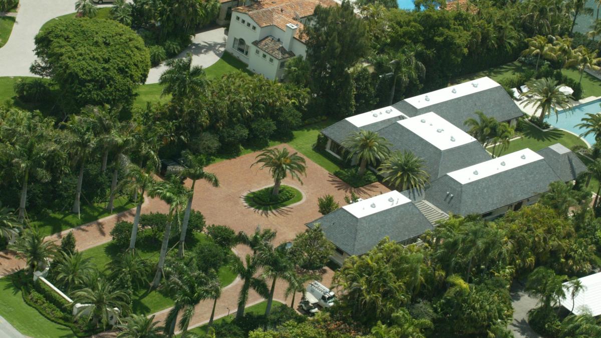 bunkerul miliardarilor cum arata insula din miami unde se retrag jeff bezos si mark zuckerberg pentru securitate si taxe mai mici