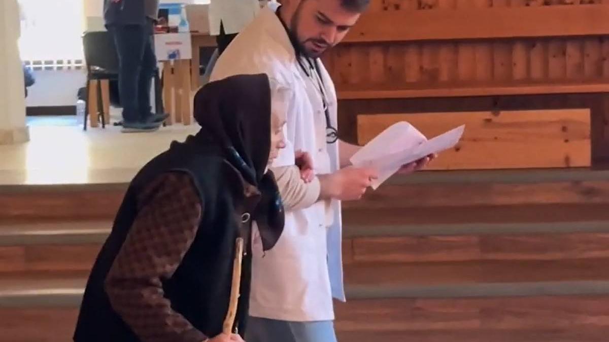 medic tinand de brat o batrana