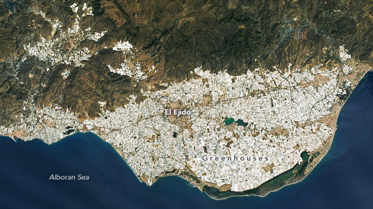 constructie umana vizibila din spatiu marea de plastic el ejido spania