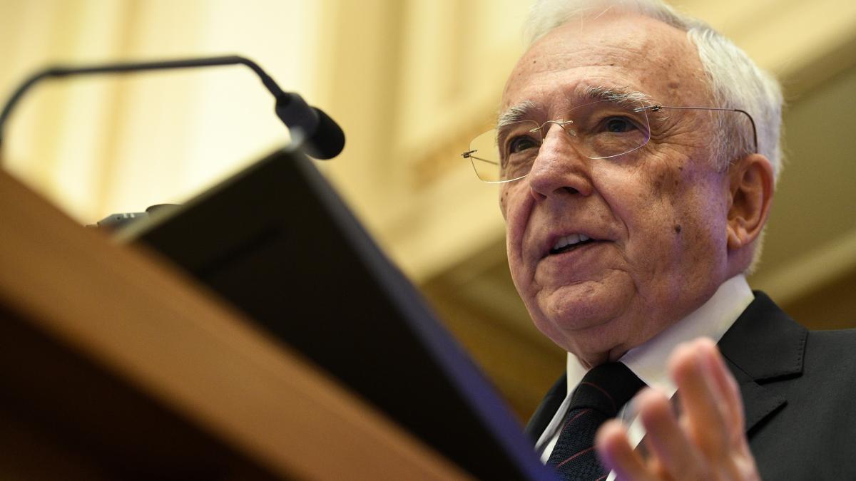 mugur isarescu avertizeaza guvernul sa taie cheltuielile bugetare ajustarile fiscale trebuie sa continue